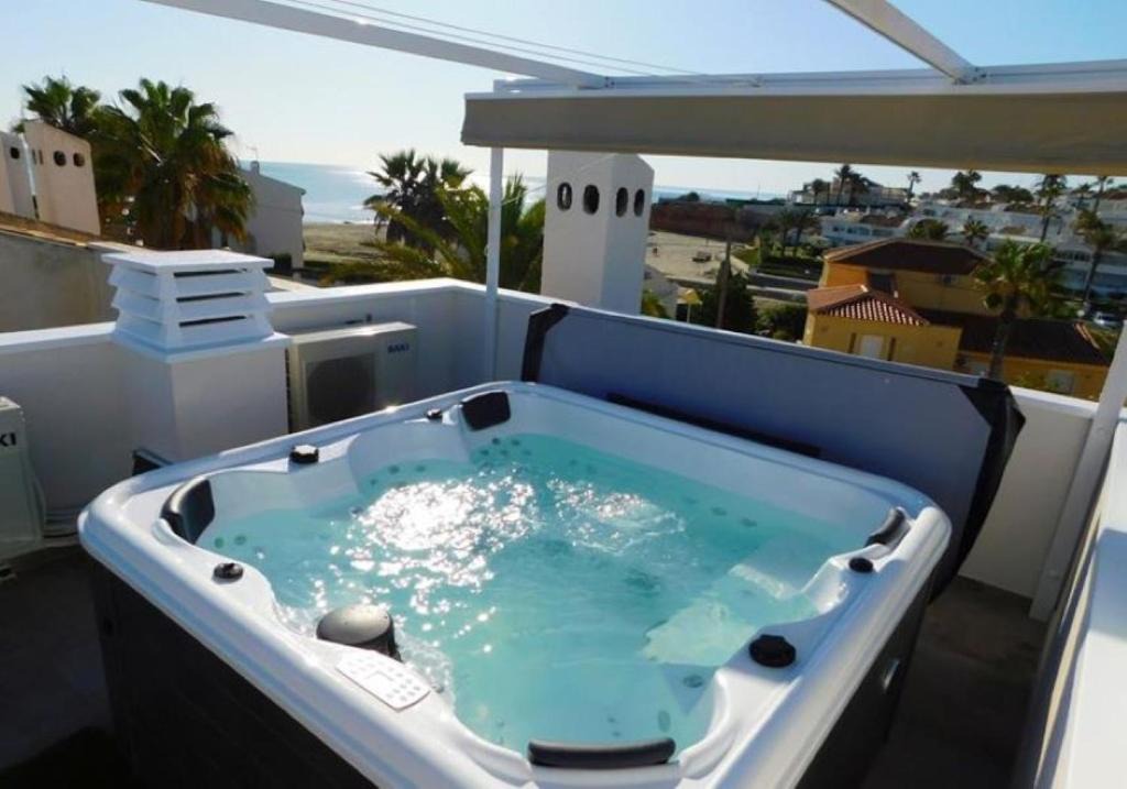 La Zenia Ski Chalet | DUPLEX NOSY BE vue sur mer avec solarium et jacuzzi