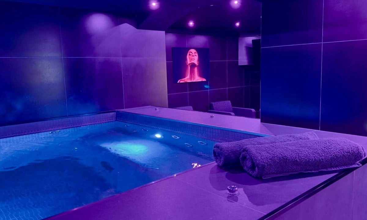 L'Escarene House | Duplex Red & Black with jacuzzi/massage table