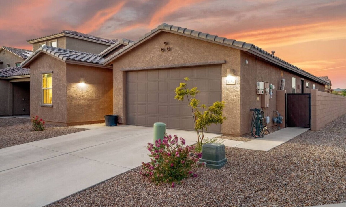 Casas Adobes House | Duplex-Style House/Office/3 BR 3 BA/Split