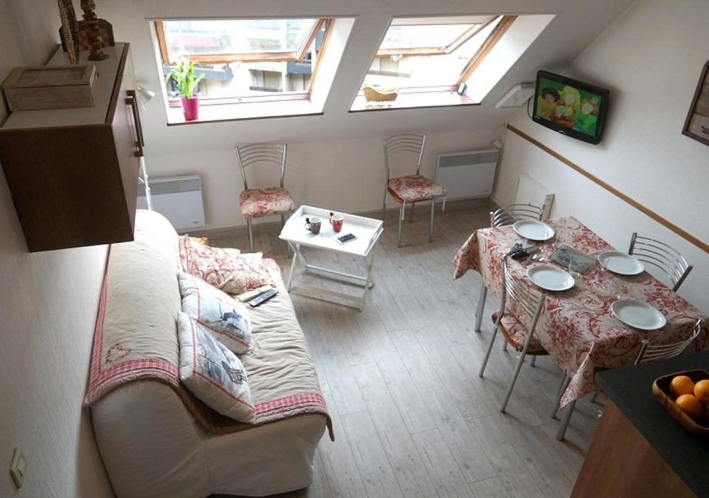 Bagneres-de-Luchon Apartment | Duplex T3 à Luchon - 6 pers, télécabine, parking, wifi - FR-1-313-164