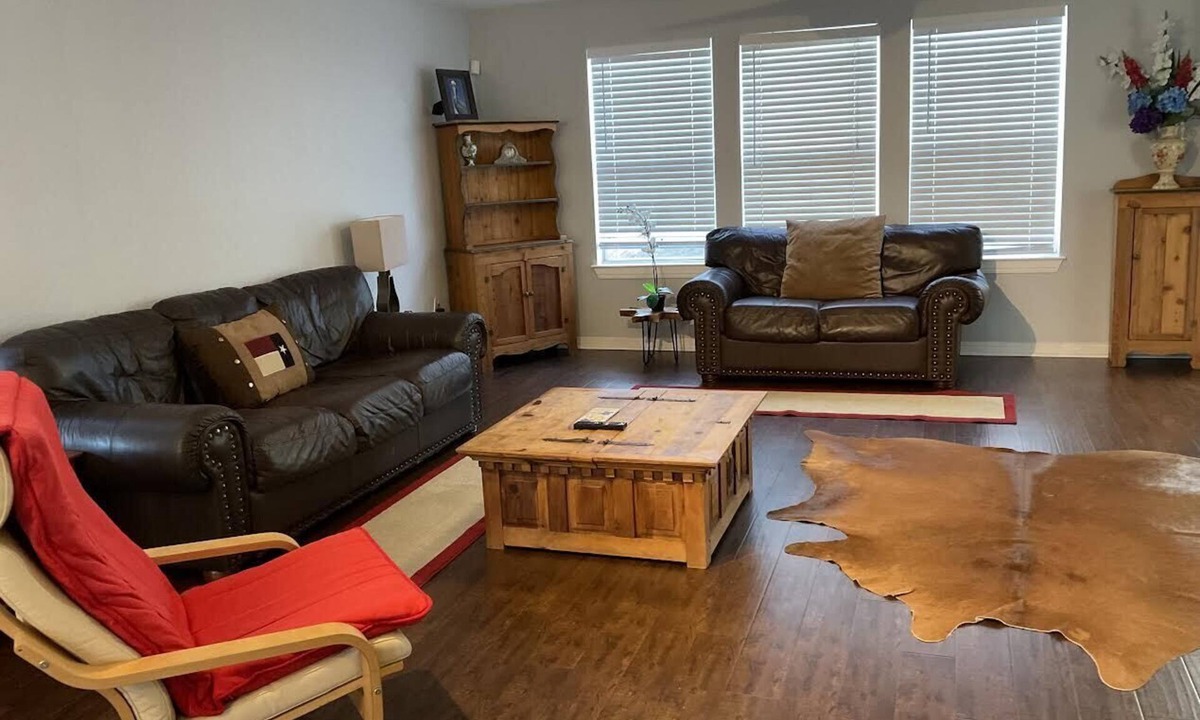 East Riverside - Oltorf House | Duplex type 3 story Townhouse-3 mins to downtown!