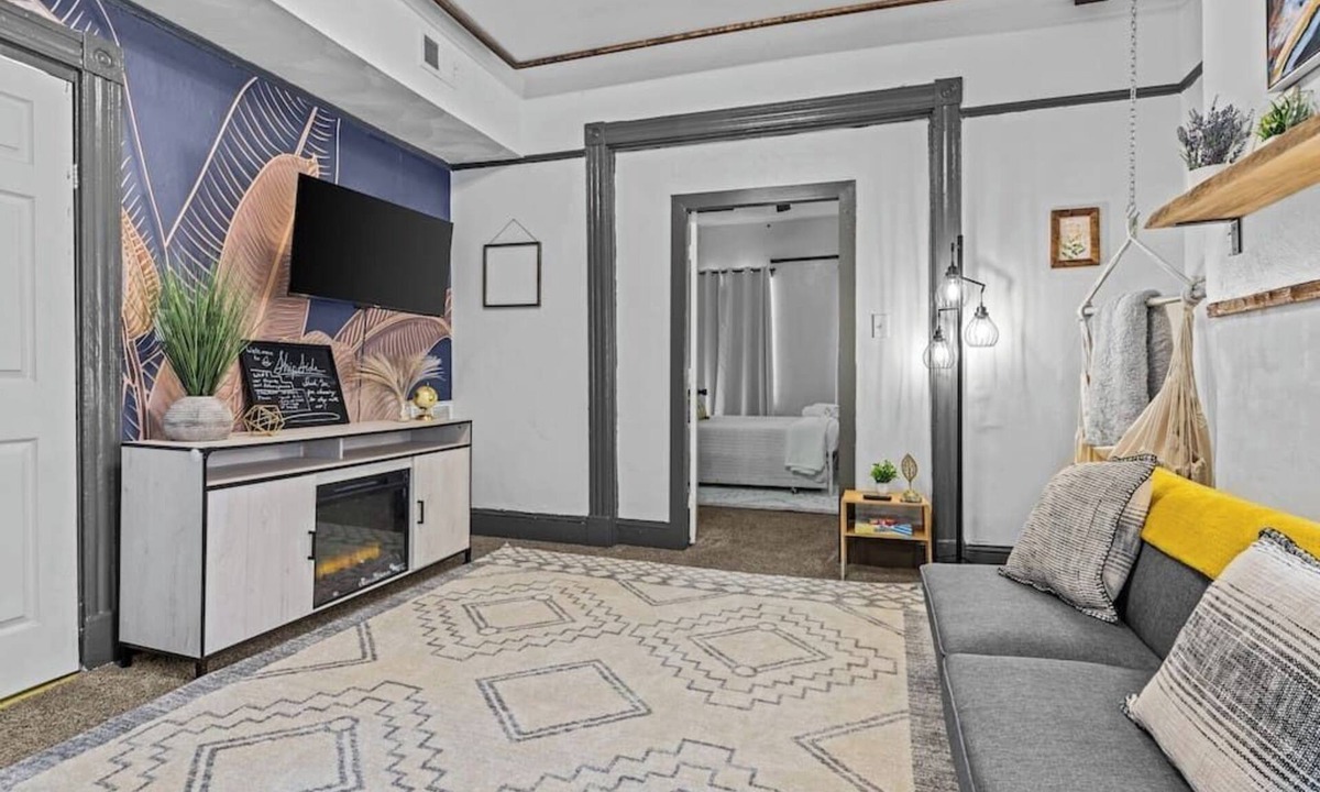 Portsmouth Apartment | Duplex w/fast Wi-Fi & stocked kitchen