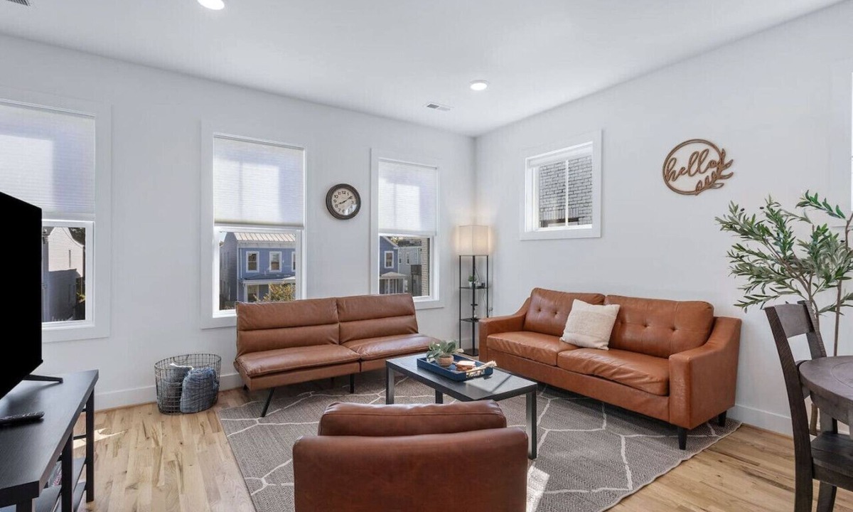 Mosby Apartment | Duplex with Balcony: Spacious Dog-Friendly Oasis!