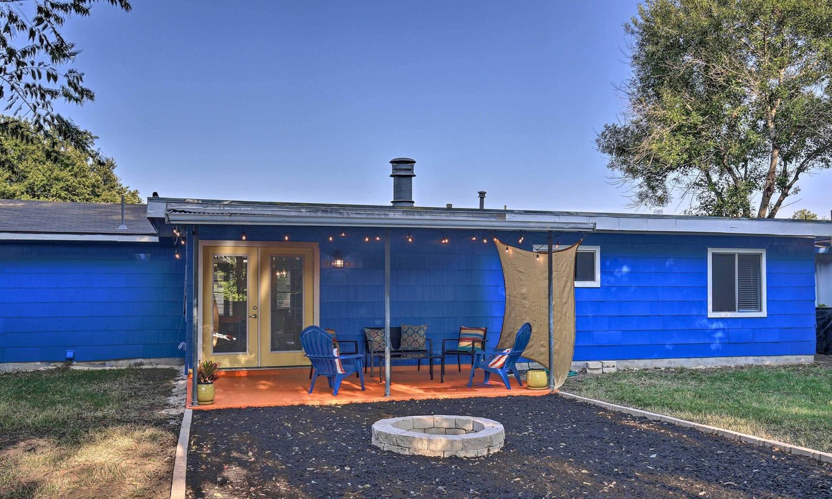 Arena District House | Dutch-Inspired San Antonio Home w/Fire Pit!