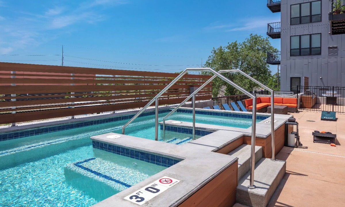 Downtown Des Moines Apartment | Dwntwn 1BR Haven - Hot Tub!