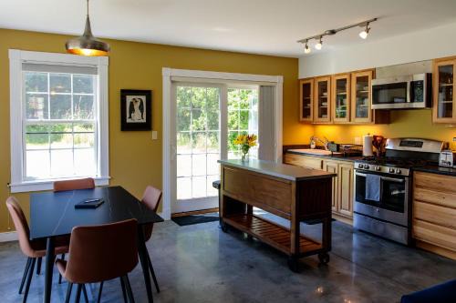 Old North End House | Dwntwn home, Prvt Rooftop and Soaking Tub!