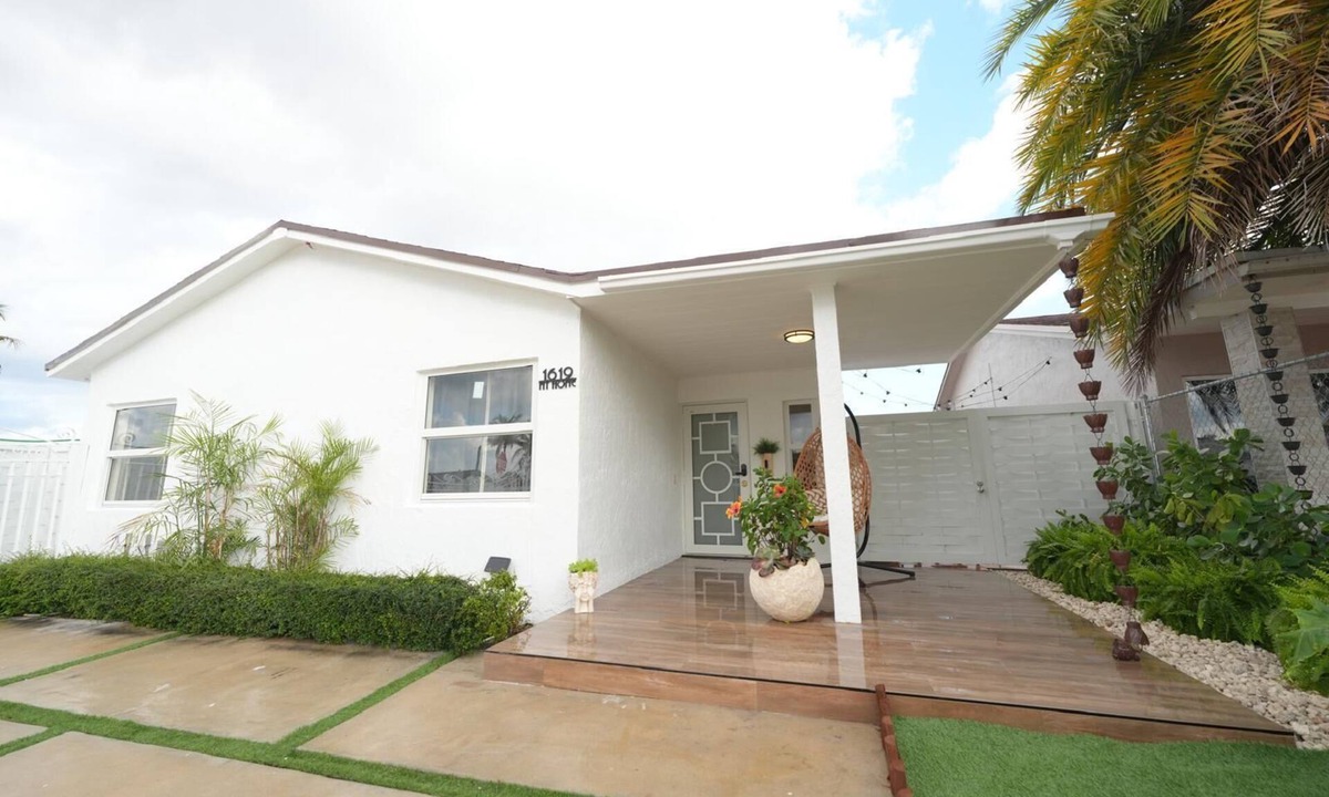 Tamiami House | E&A SouthWest - Sandy Beach Suite with Private Terrace