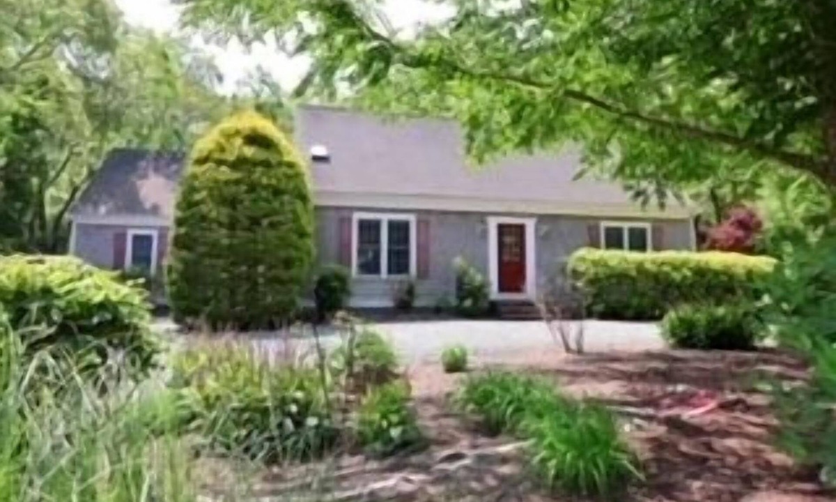 East Dennis House | E Dennis Quintessential Cape home 4 Full Baths,5 BR CTRL A/C-NO PETS/SMOKE