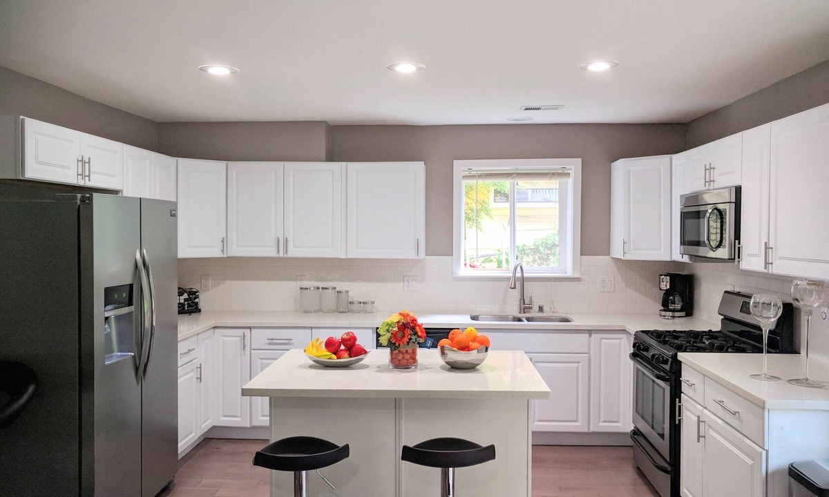 Mann Apartment | E John Street Apartment: UNIT B