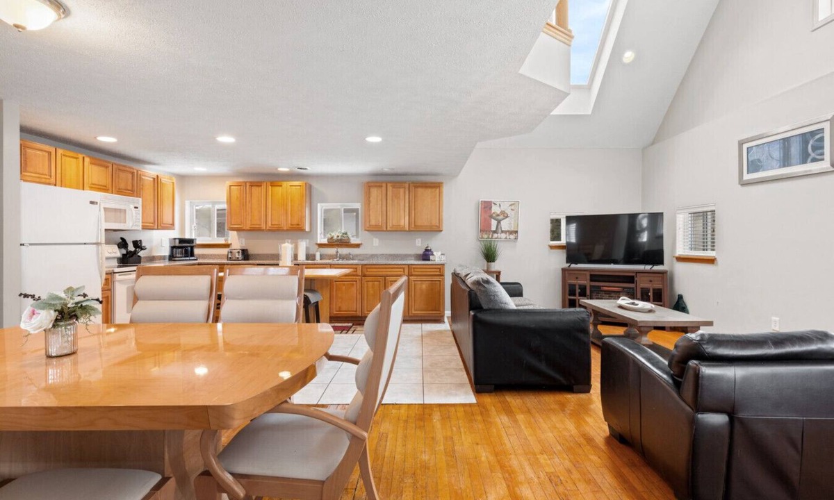 East Rochester House | E. Rochester Darling - Sleeps 6!