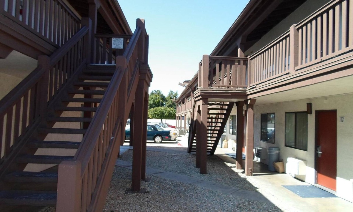 Newark Hotel | E-Z 8 Motel Newark