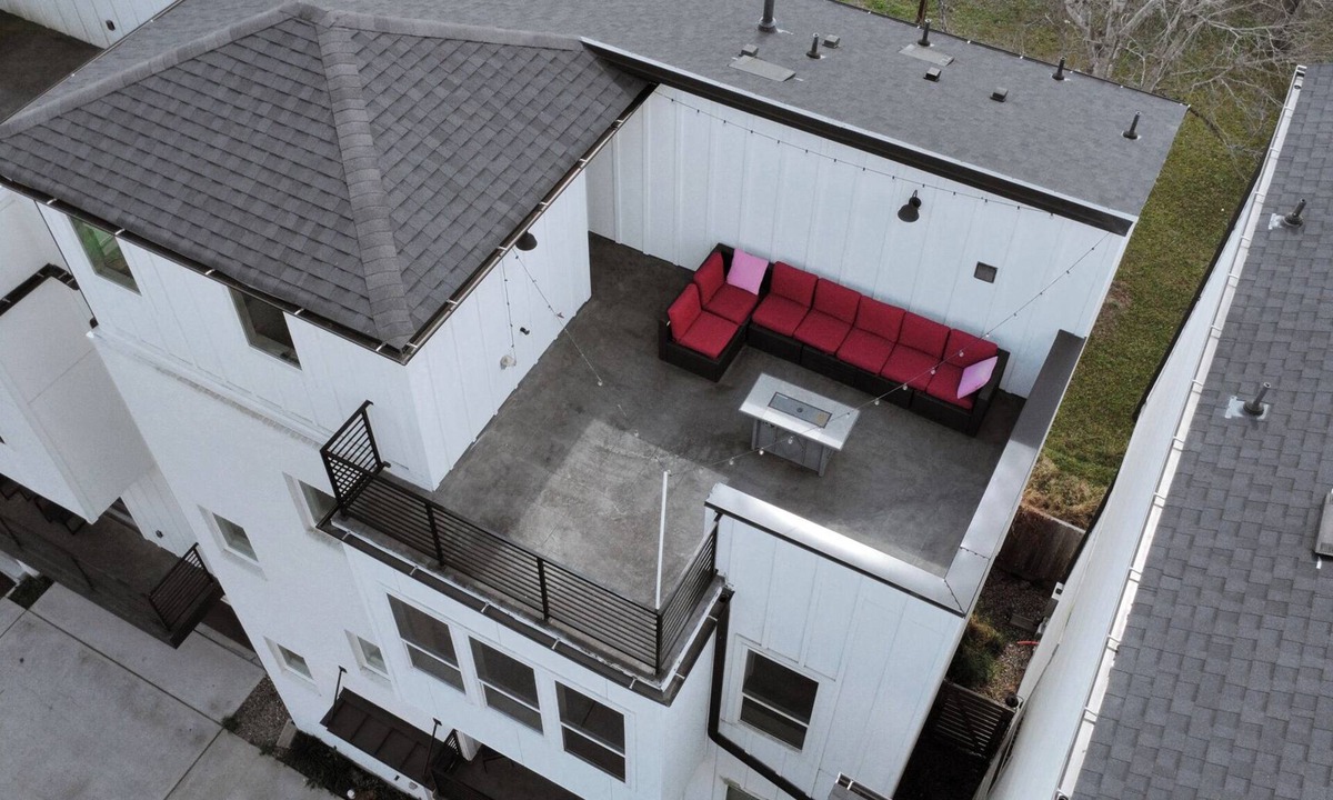 Greater Third Ward House | EaDo 3bd 3.5ba Townhome with Rooftop Patio & Dry Bar - 5 Mins from Daikin Park