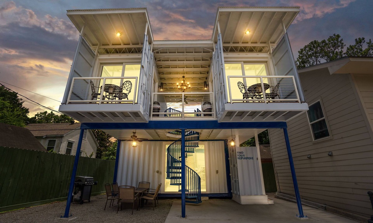 Greater East End Apartment | EADO MicroLuxe Container 9 - 2 km from FIFA Fest