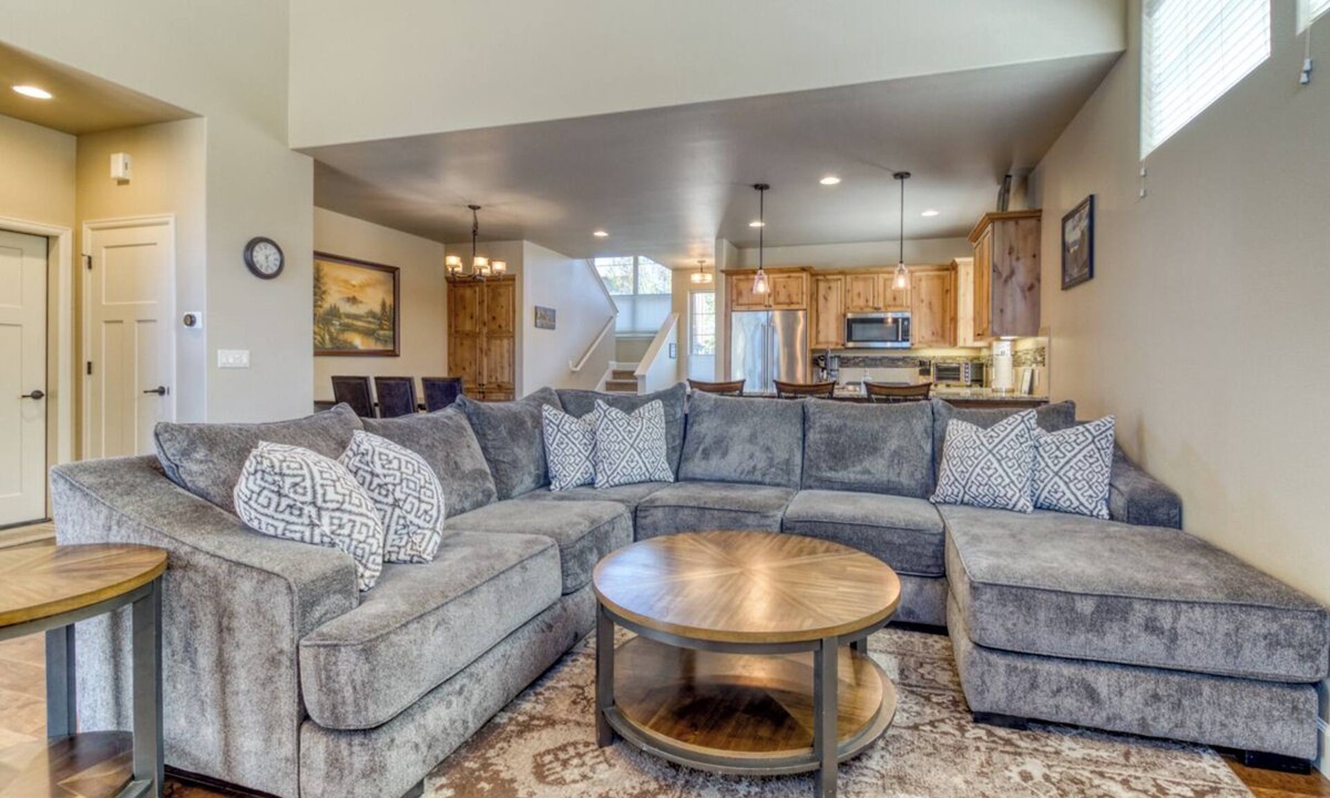 Redmond House | ⭑ Eagle Crest Retreat ⭑ Indoor Pool Access Bikes Patio Loft