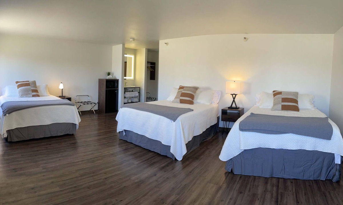 Ashton Hotel | Eagle Peak Lodge & Cabins