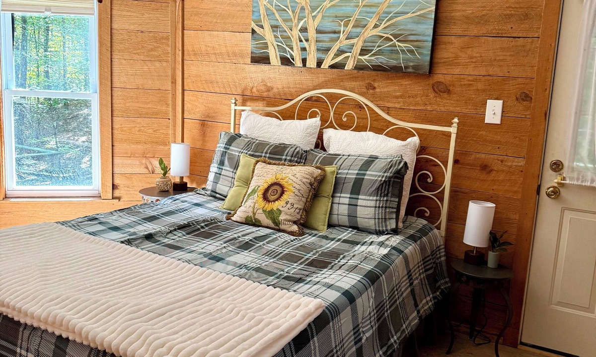 Caddo Gap Cabin | Eagle’s Nest Cabin Private Forest Stay; Limited April Dates