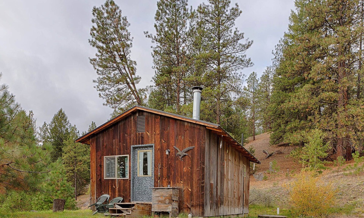 Oroville Cabin | Eagle's Roost Cabin at Eden Valley Ranch