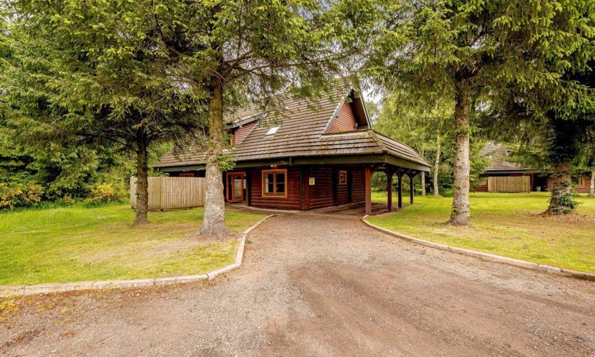 Glenisla Cabin | Eagle Spa Plus, Dundee