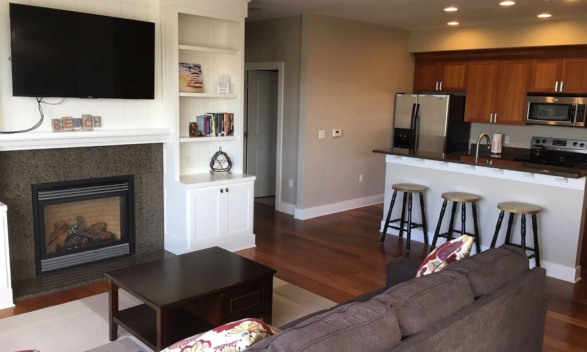 South Haven Condo | Eagle Street Retreat - Amazing Location - Walk to Restaurants, Shops & the Beach