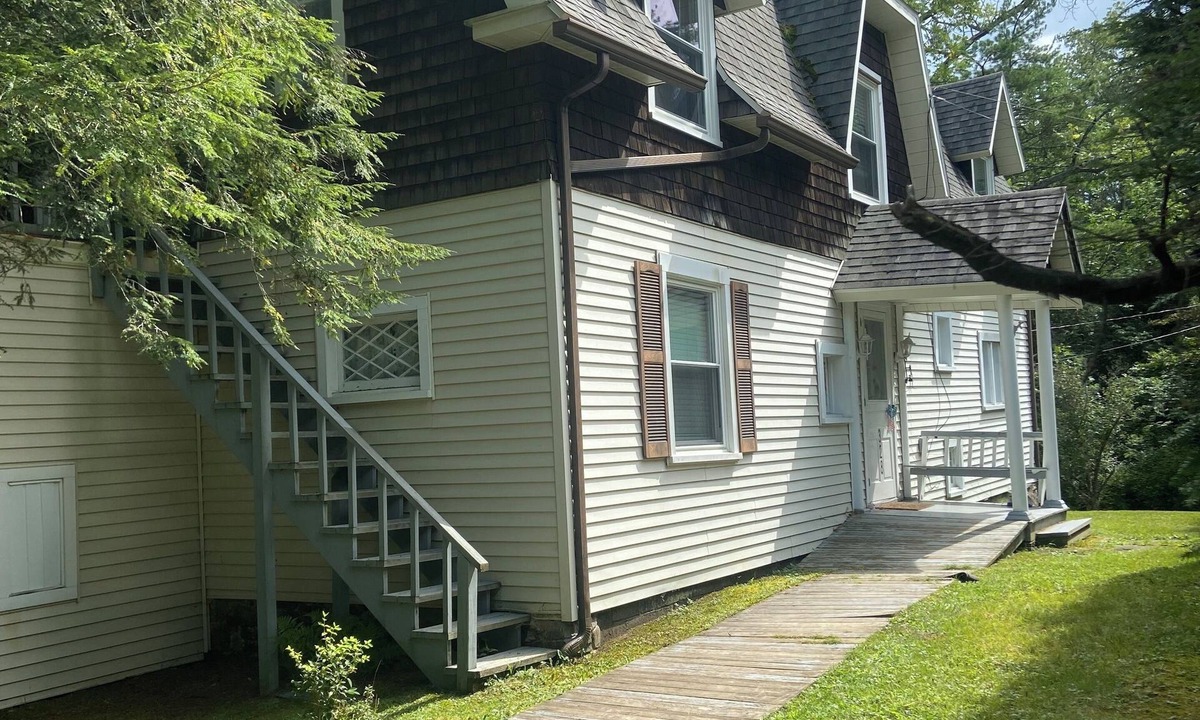 Eagles Mere Cottage | Eagles Mere lakefront 6-bedroom 3-bath cottage