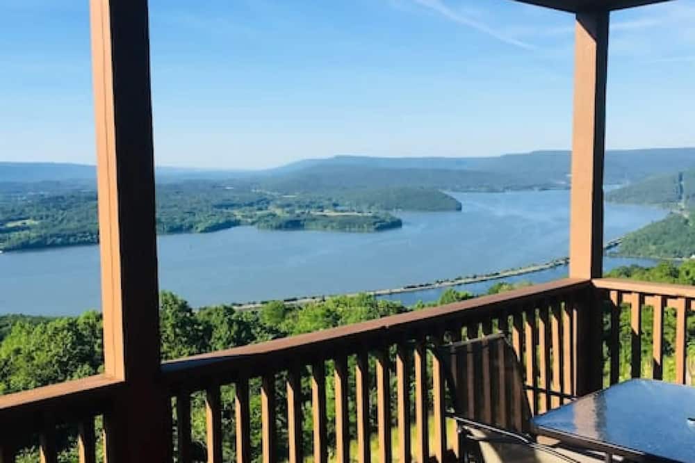 Bryant Cabin | Eagles Nest Cabin with a private hot tub