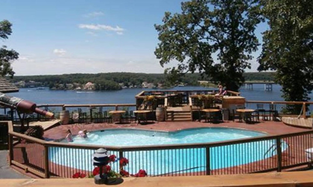 Lake Ozark Hotel | EAGLES NEST MOTEL & LOUNGE