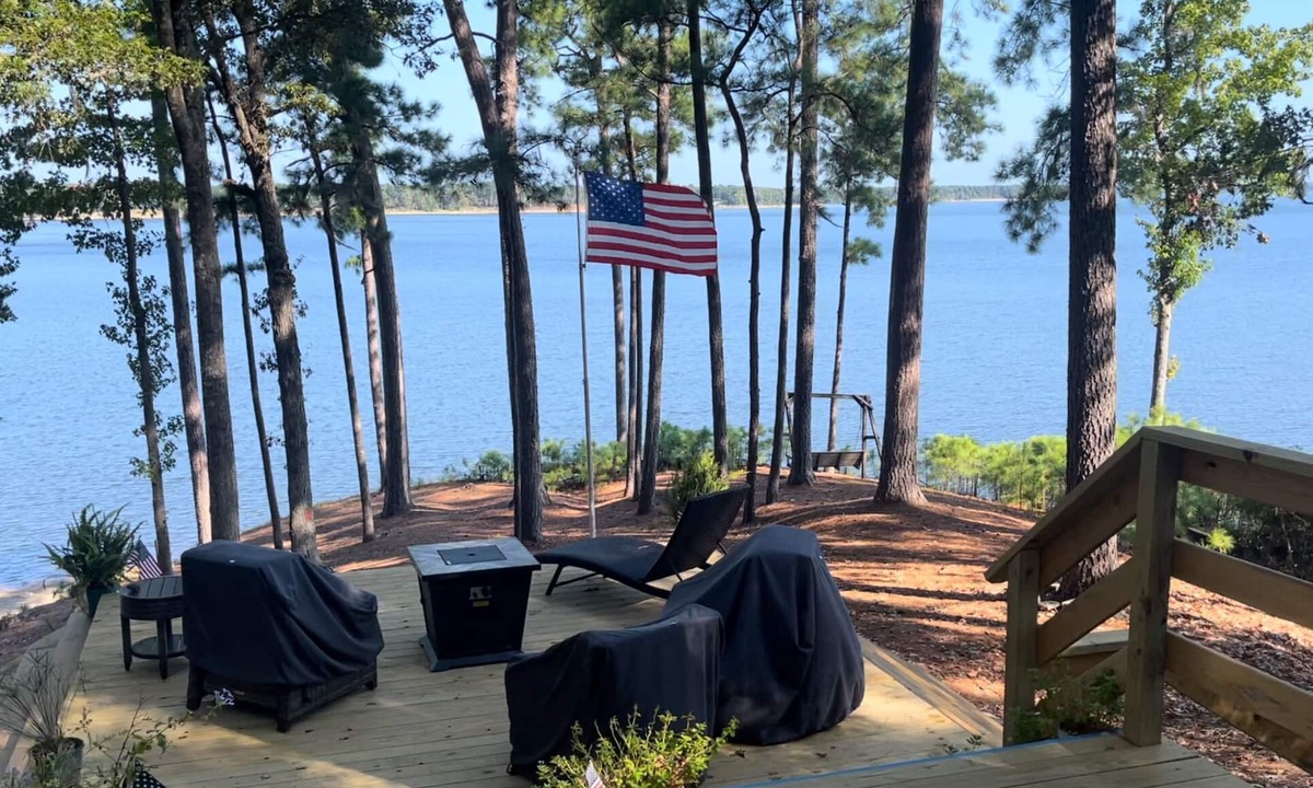 Huntington House | Eagles Point! Incredible Private Waterfront 3.5 acres. Long range water views!