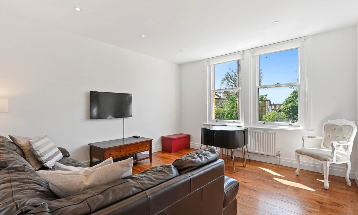 Ealing Common Apartment | Ealing W5 - Comfy 2 Bedroom & 1 Bathroom Flat