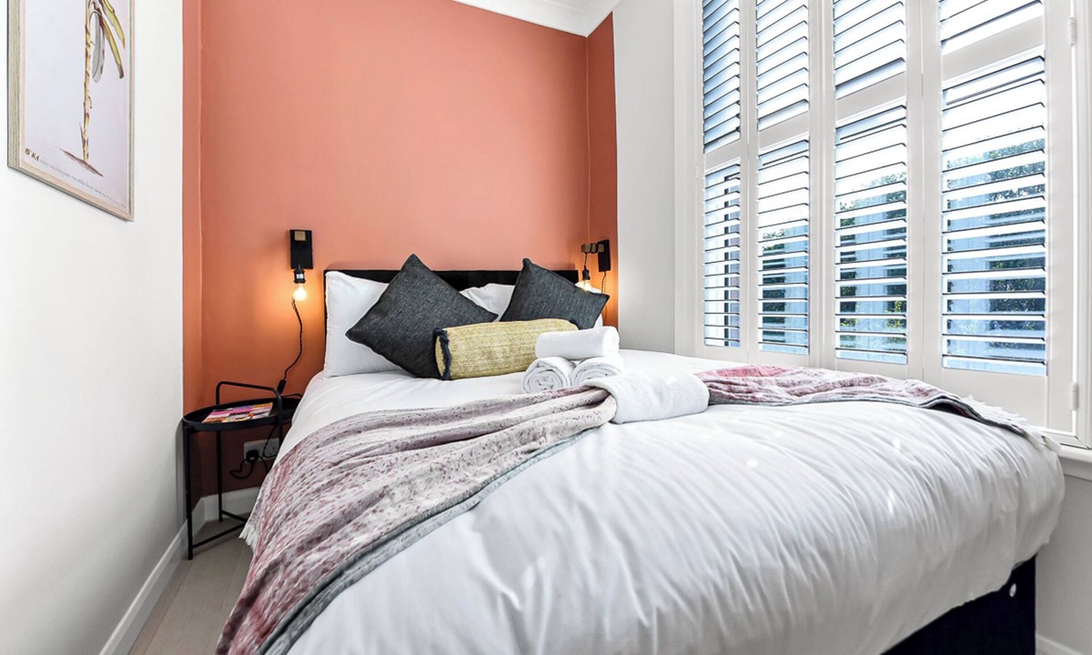 Harringay Apartment | Earth Tones & Greenery: 4BR Flat Sleeps 8