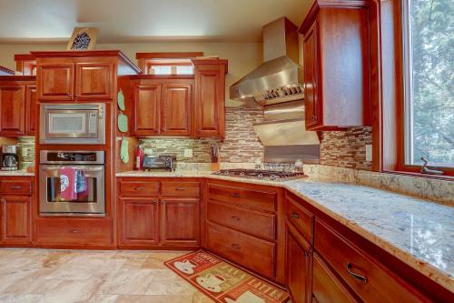 Mountain View House | Earth Water Fire 4 Bdrm Home with Spacious Deck - 30 Day Minimum home