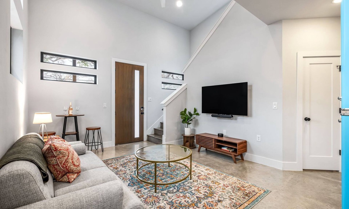 Govalle Apartment | East ATX Casita/Workspace/Near ACC Campus
