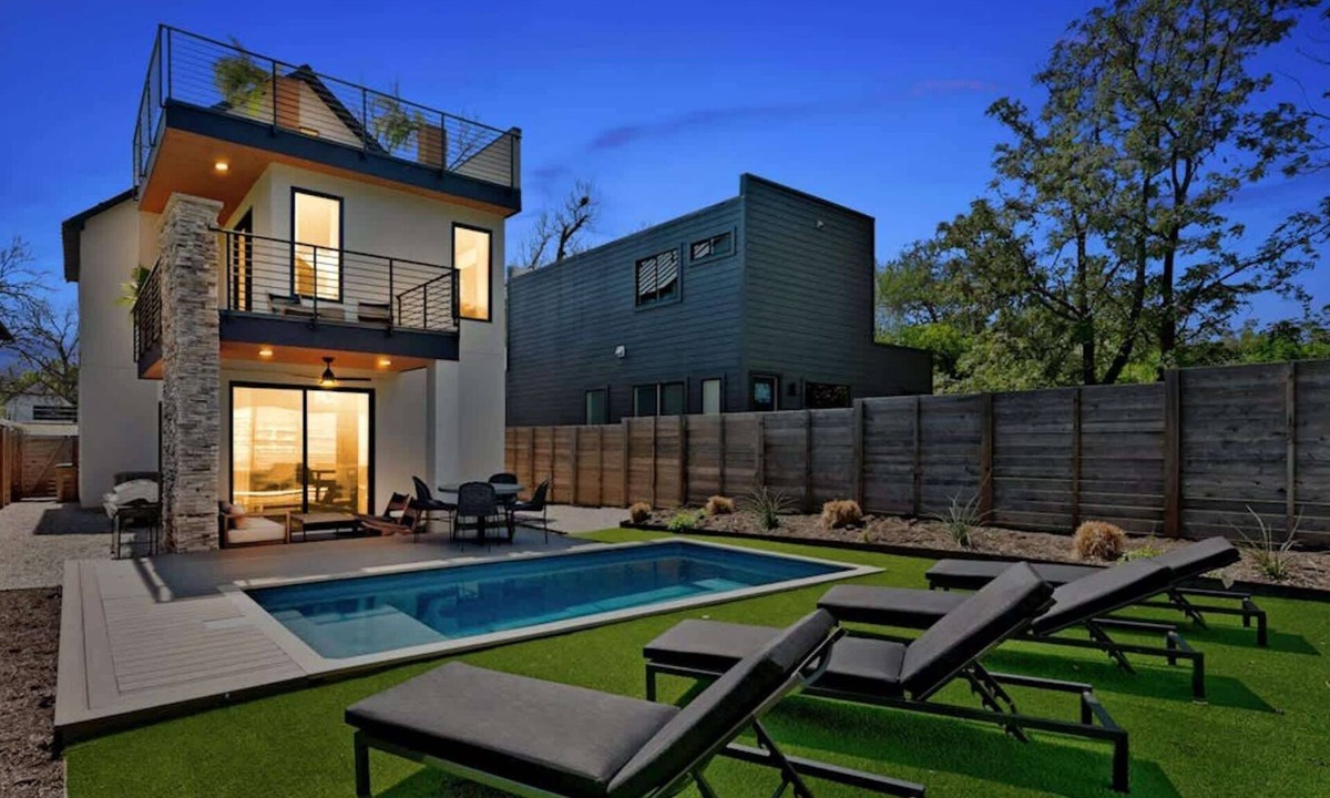 Holly Condo | East Austin 5BR w Private Pool, Rooftop & Views!