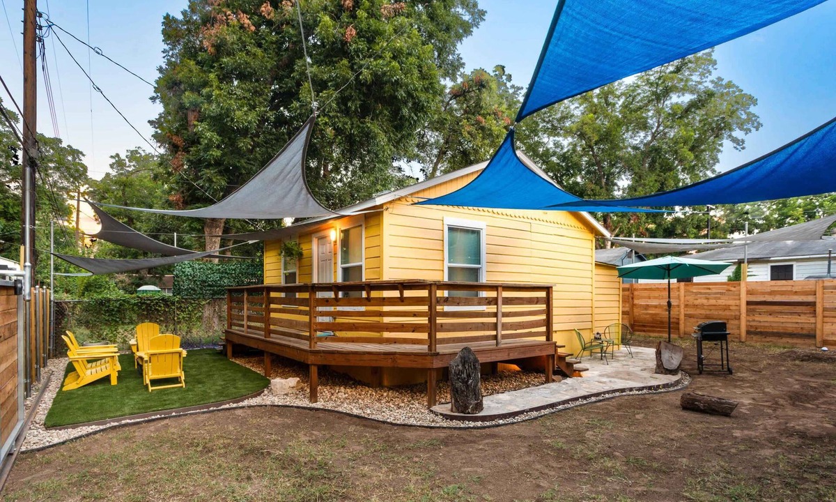 East Cesar Chavez House | East Austin Bungalow w BBQ, Firepit, Fun Yard