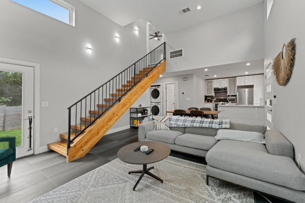 MLK House | East Austin Home with In-Law Suite plus Office and Fast Wifi