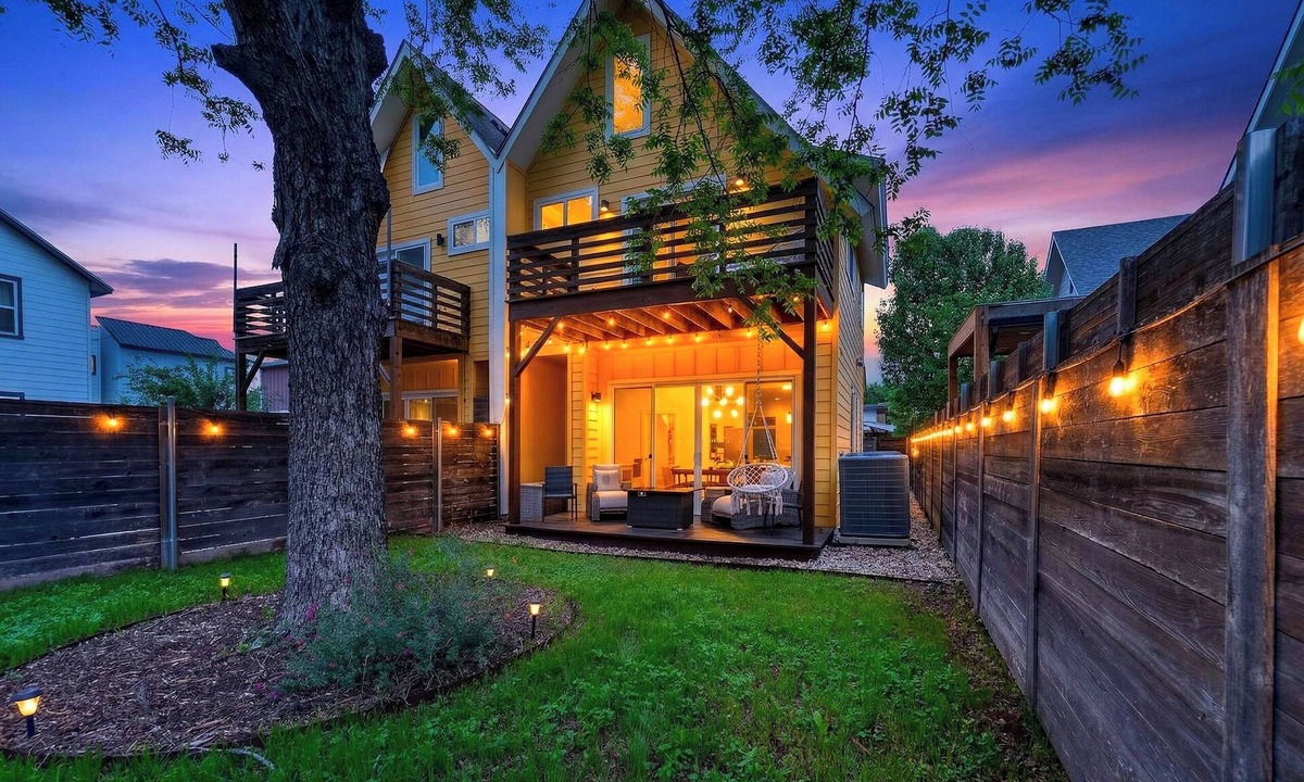 Govalle House | East Austin Retreat Firepit Near Downtown + Nightlife | Govalle Glow