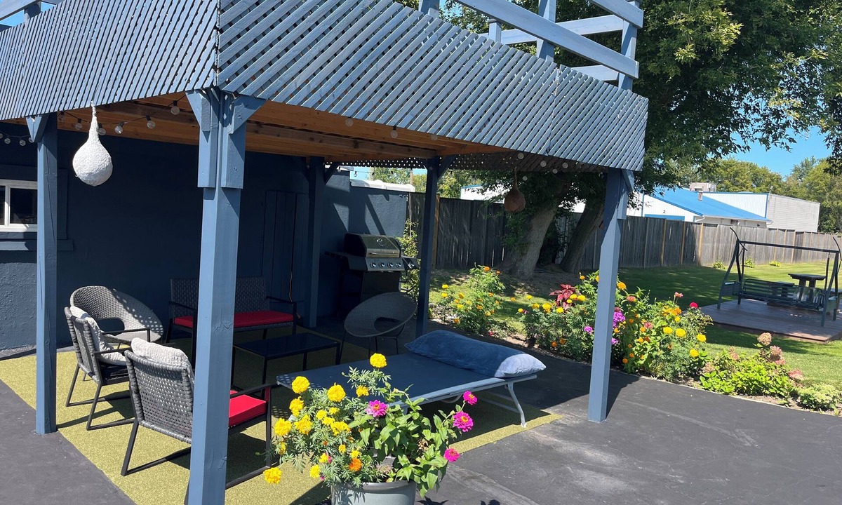 Sarnia Hotel | East Court Motel