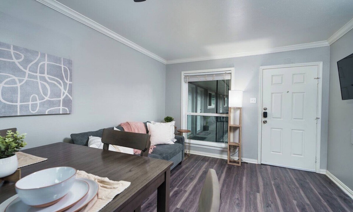 Old East Dallas Apartment | East Dallas Hideaway - 1BR Near Med District - Gated - Extended Stays
