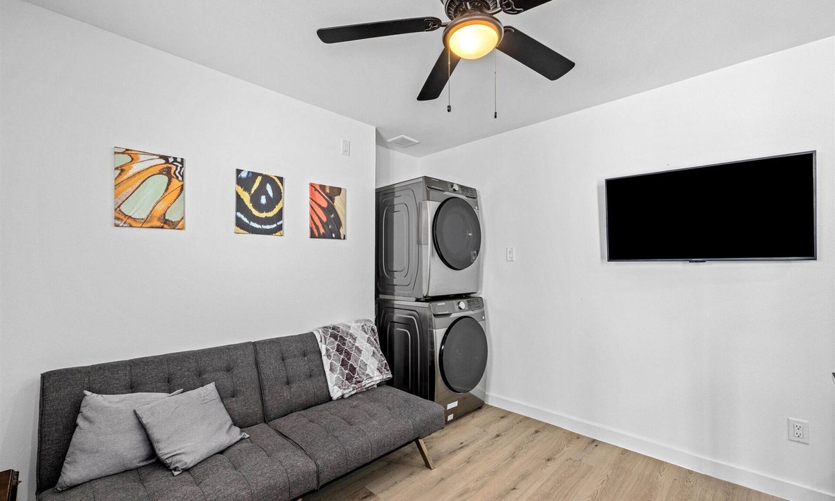 Northside Apartment | East Downtown - Pet-Friendly 1BR |Wi-Fi | Free Parking Newly Renovated
