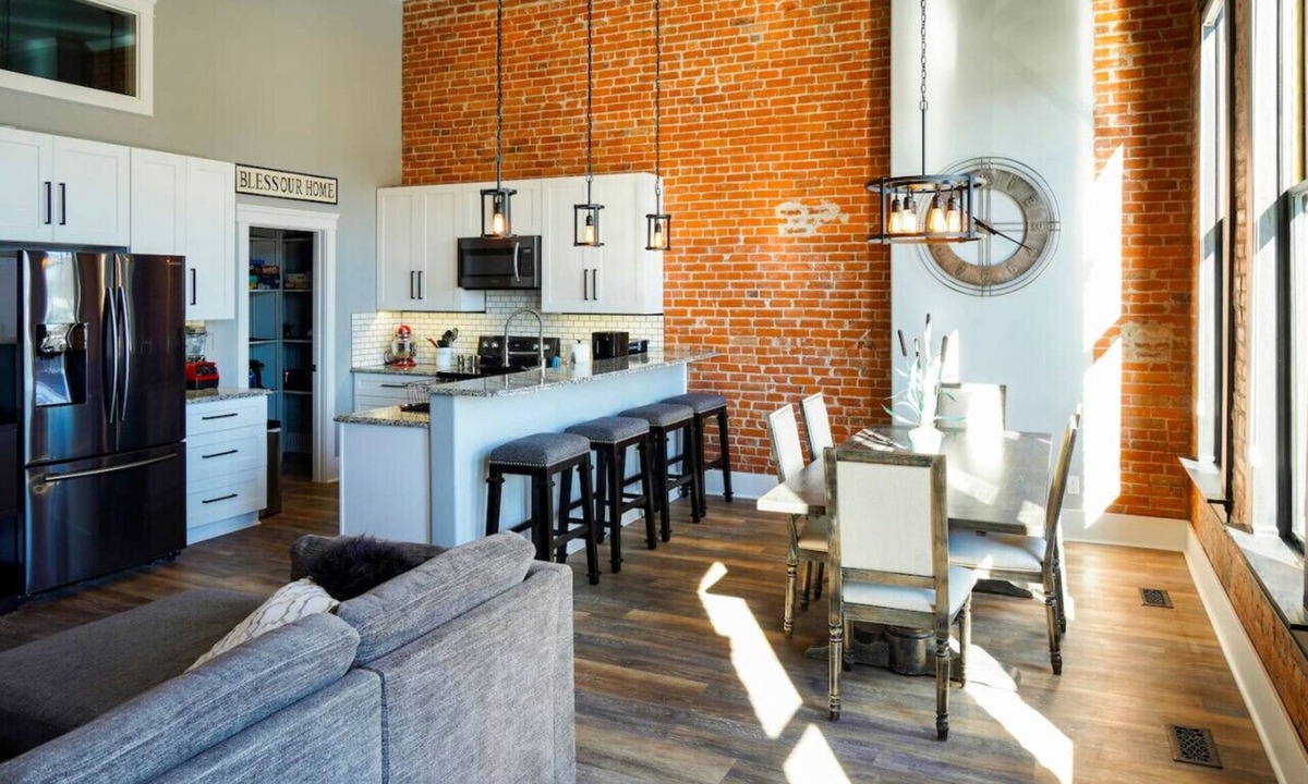 Baker City Apartment | East Empire Theatre Loft, Downtown! Sleeps 4, Local Golfing 50% Off!