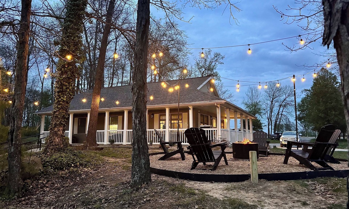 Dundas House | East Fork Lake Lodge steps away from private boat dock
