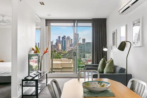 East Melbourne Apartment | East Melb 2bed parking pet friendly