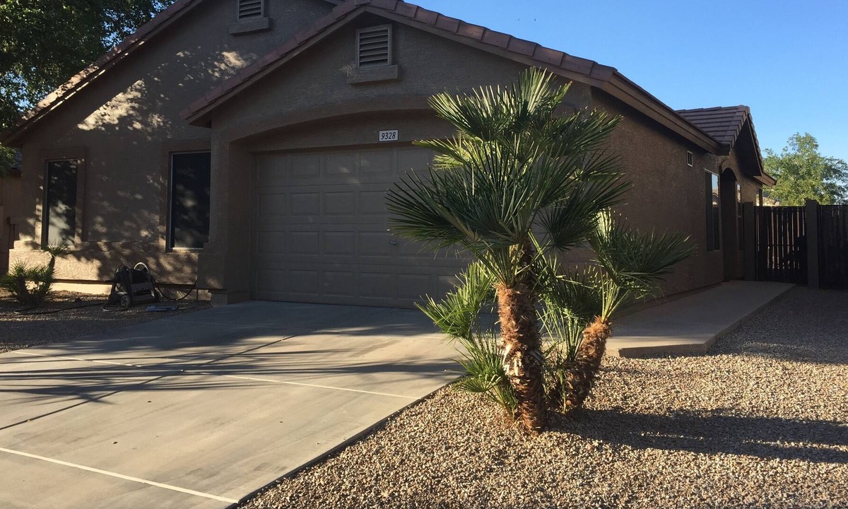 East Mesa House | East Mesa Home With Beautiful Yard And Deep End Pool. Blocks From Freeways