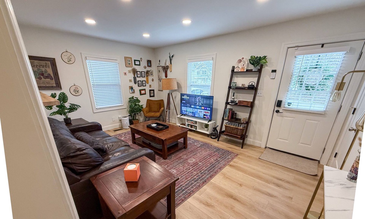 Talbot's Corner House | East Nashville 2BR Retreat - King Bed, Washer/Dryer, Full Kitchen