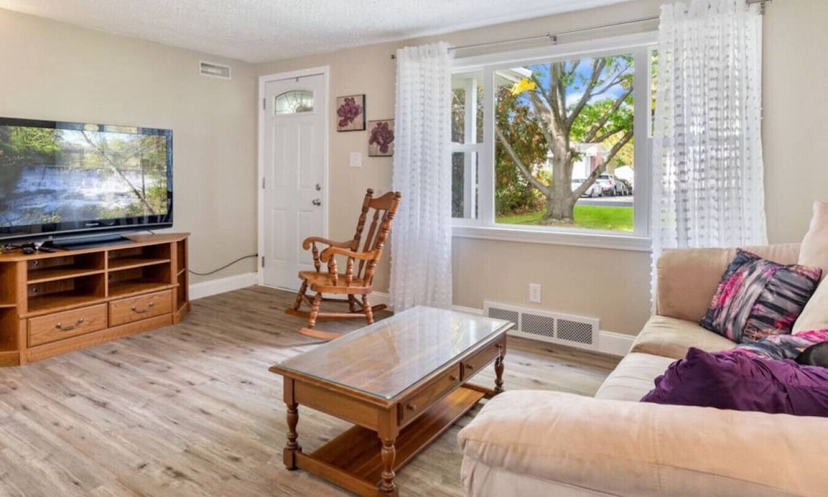 East Syracuse House | East Syracuse - 3 BDRM w/Yard & Parking