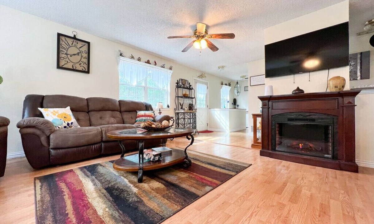 Murchison House | East Texas 2-Story House, only 17 miles to Canton, TX, 24 miles to Tyler, TX