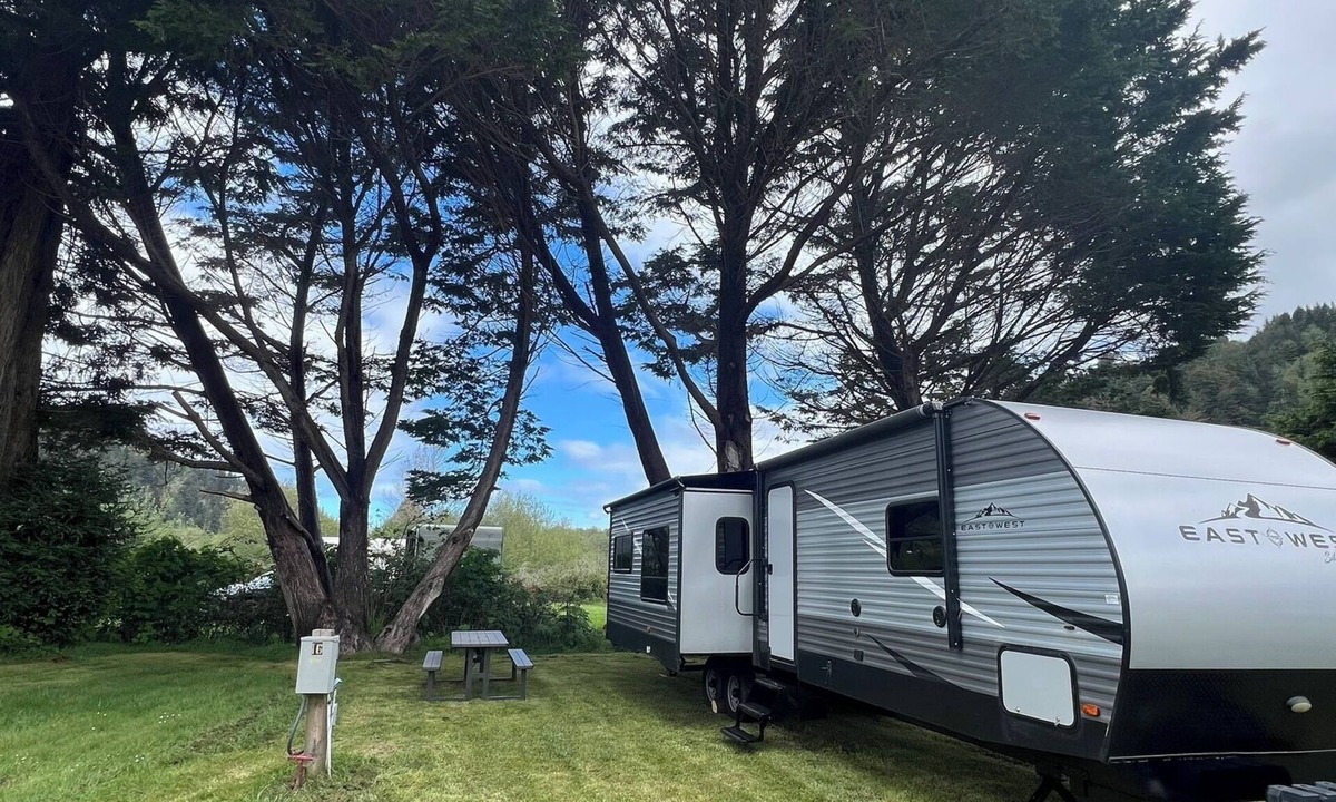 Klamath House | EastToWest Glamping camper - Site #15