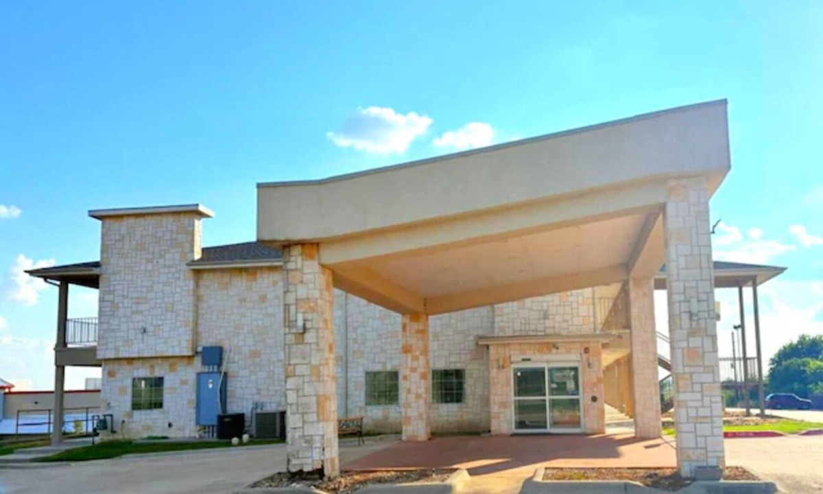 Gonzales Hotel | Easy Access Stay w/Kitchenette | Updated Rooms Near Local Landmarks | 3 Units