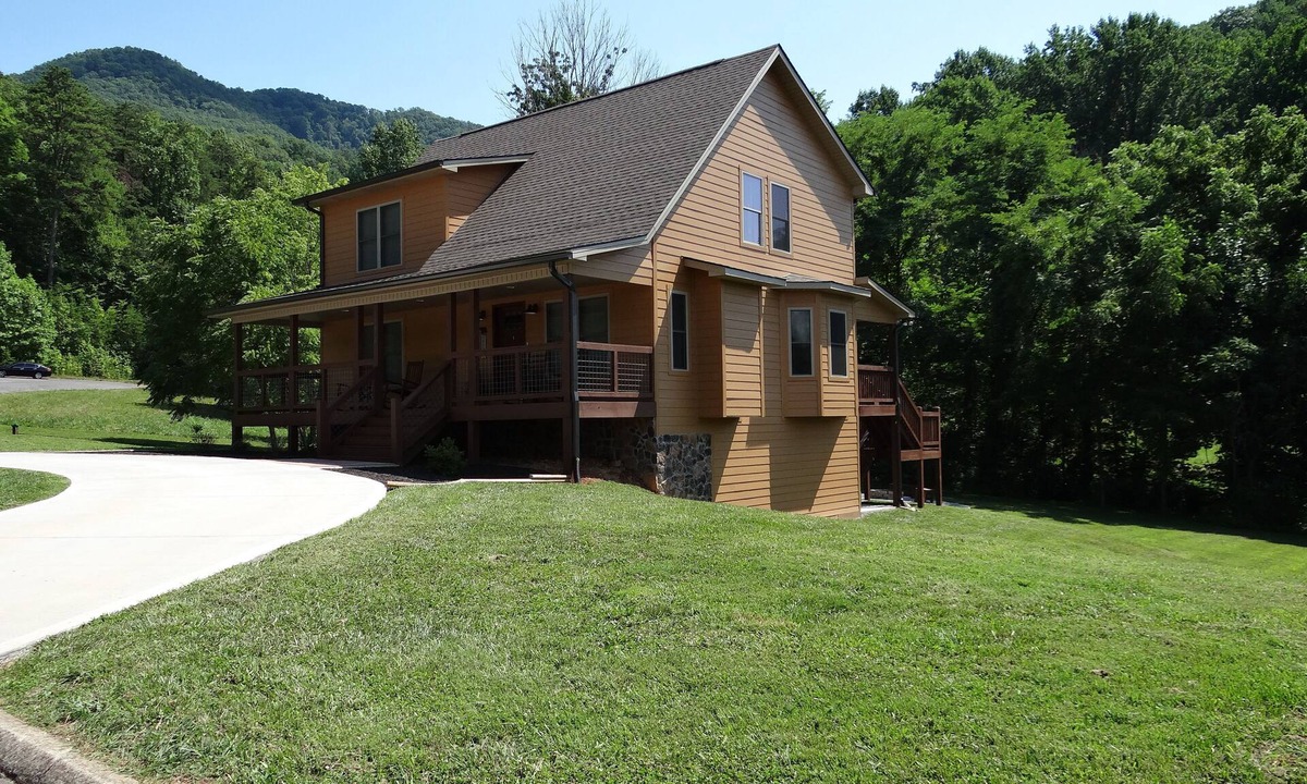 Wears Valley Cabin | Easy Access/Theater-Game Rm/Fire Pit/HotTub/WiFi/Large Yard/View/Pool Access
