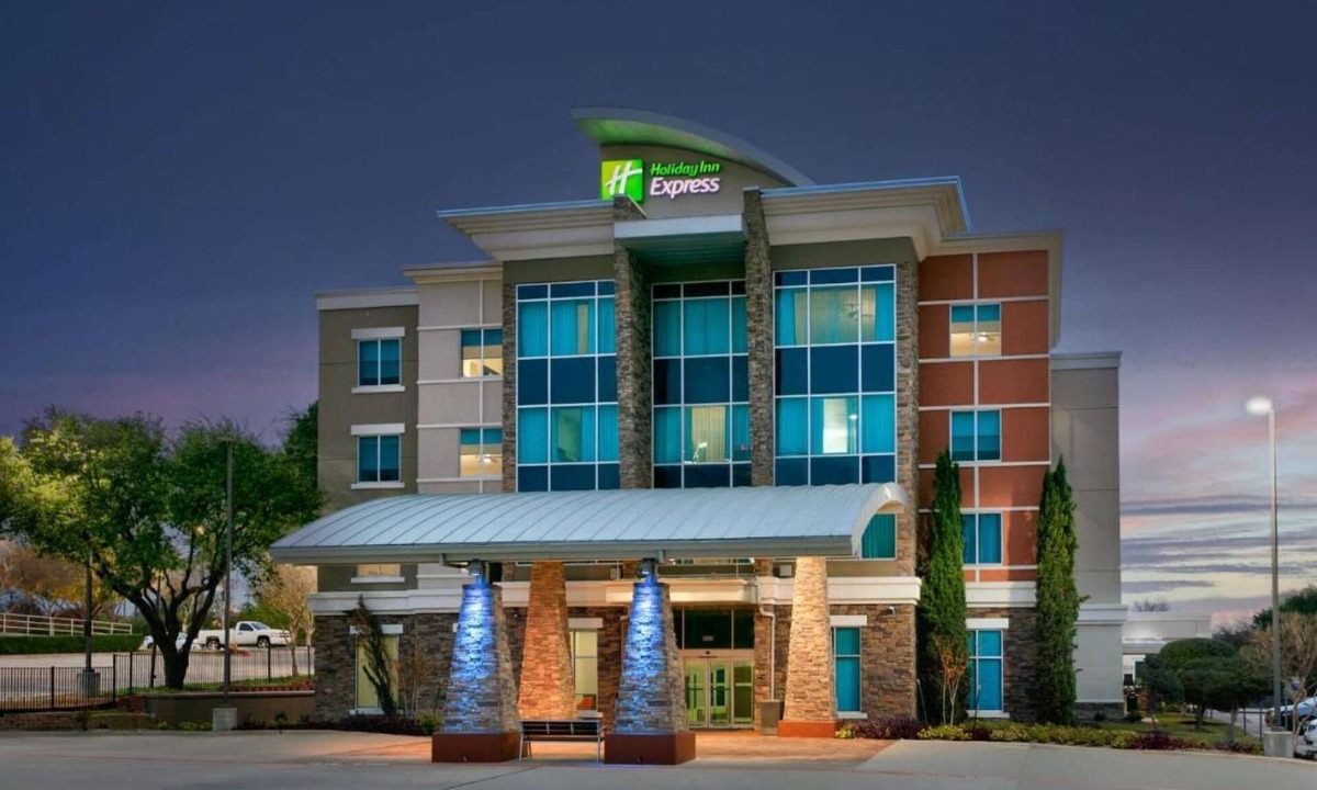 Far North Dallas Hotel | Easy Access to I-635, & Airports + Free Breakfast