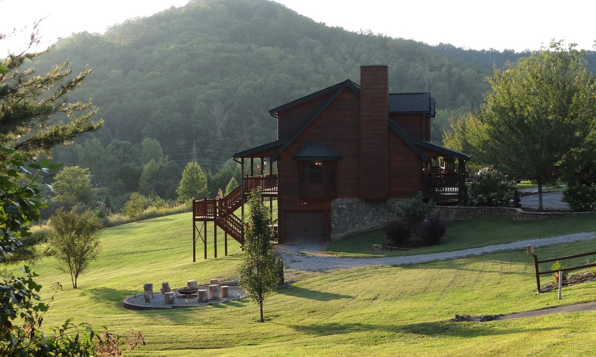 Wears Valley Cabin | Easy Access/View/Large Yard/Game Rm/Fire Pit/Hot Tub/Wi-Fi/Pool Access